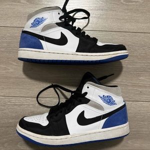 2020 Air Jordan 1 Mid SE 'Royal Black Toe'.